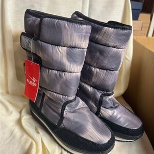 Brand new with tag. Grey color. Size 6